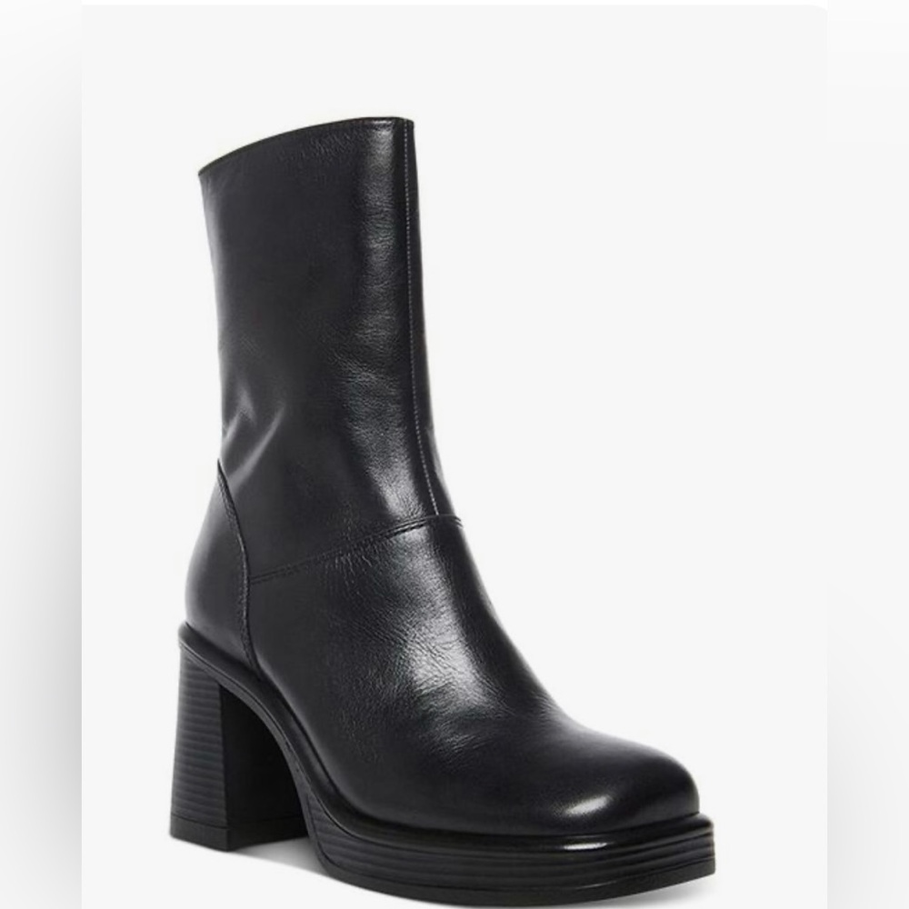 SOLD on d e p o p Steve Madden black leather platform boot